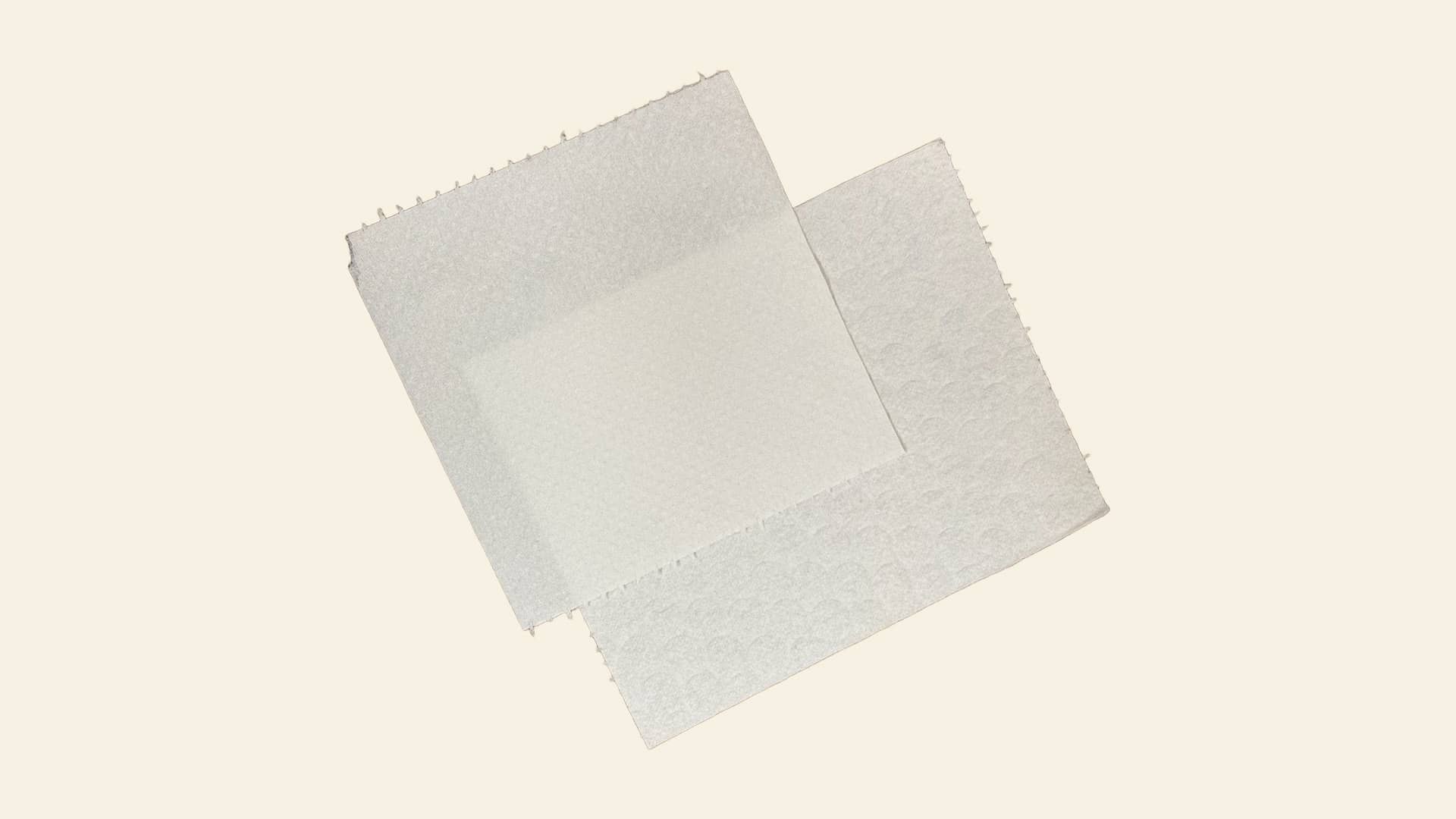 Arkusze papieru Who Gives a Crap i Lidl Floralys ułożone jeden na drugim