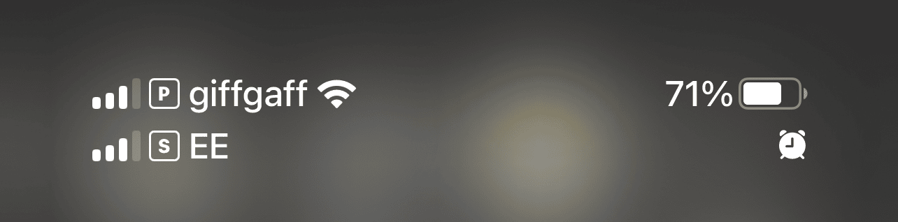 Dual SIM wyświetlający GiffGaff i EE (LycaMobile) na iPhonie